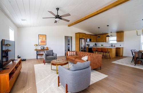 Miller Grove Otro | Charming 2-bedroom farmhouse on 30 acres