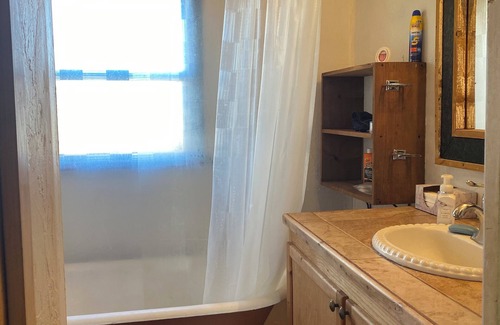 Samnorwood Otro | Charming 2-bedroom farmhouse in Shamrock, TX