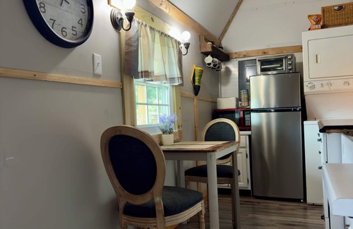 Decherd Otro | Charming 2-bedroom farmhouse near The Caverns and Woods Reservoir Lake