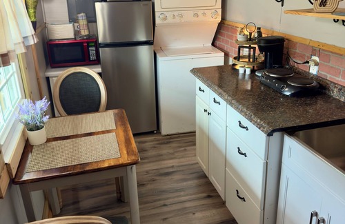 Decherd Otro | Charming 2-bedroom farmhouse near The Caverns and Woods Reservoir Lake