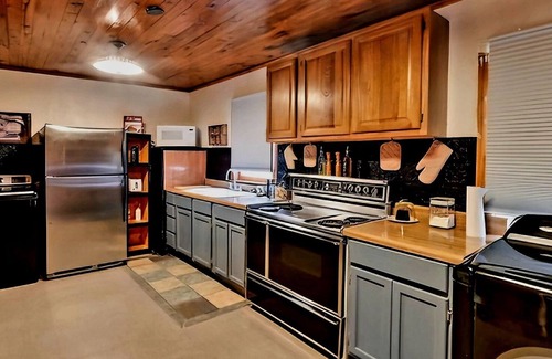 Como Casa | Charming 2-bedroom farmhouse in wonderful Gleason with AC, WiFi
