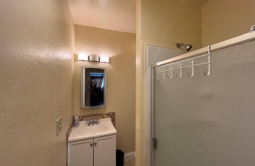 Reedley Otro | Charming 2-bedroom farmhouse in Reedley with AC