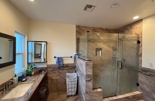 Reedley Otro | Charming 2-bedroom farmhouse in Reedley with AC