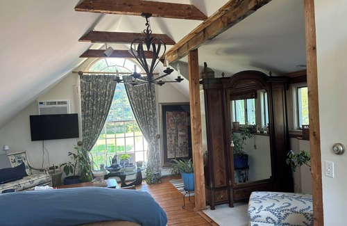 Old Lyme Otro | Charming 2-bedroom farmhouse in Lyme just 5 minutes from I-95
