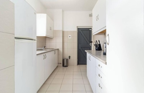 Camps Bay Cabina | Charming 2 Bedroom, Garden Cottage, CampsBay, Cape Town, South Africa
