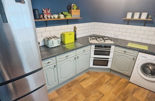 Newport Apartamento | Charming 2-Bedroom Cottage with Garden, Conservatory & Castle Views – Near Newport