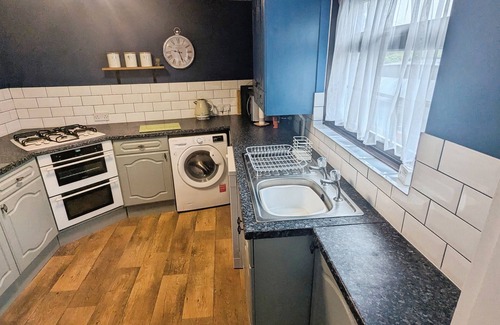 Newport Apartamento | Charming 2-Bedroom Cottage with Garden, Conservatory & Castle Views – Near Newport