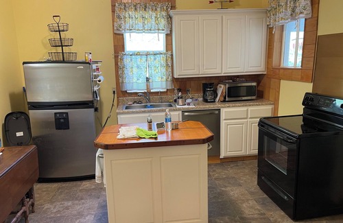 Booneville Casa | Charming 2-bedroom house in lovely Booneville with AC, WiFi