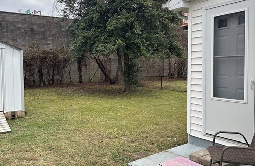 Tad Casa | Charming 2-bedroom house in fabulous Charleston with AC