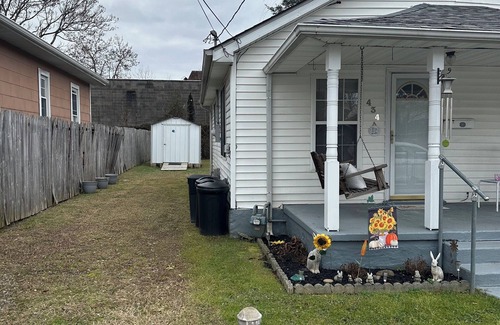 Tad Casa | Charming 2-bedroom house in fabulous Charleston with AC