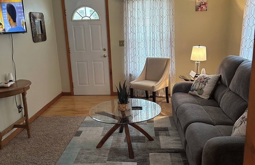 Tad Casa | Charming 2-bedroom house in fabulous Charleston with AC