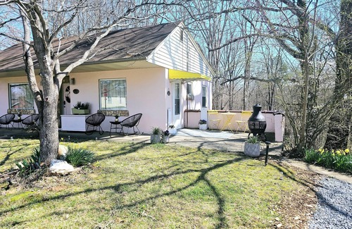Jonesville Casa | Charming 2-bedroom house with WiFi, AC in marvelous Jonesville