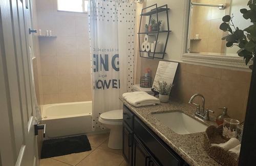Sacramento Casa | Charming 2-bedroom house in fabulous Sacramento with AC, WiFi. Full remodeled.