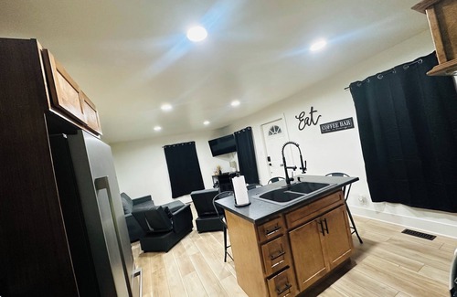 Union City Casa | Charming 2-bedroom house with AC and WiFi in Union City