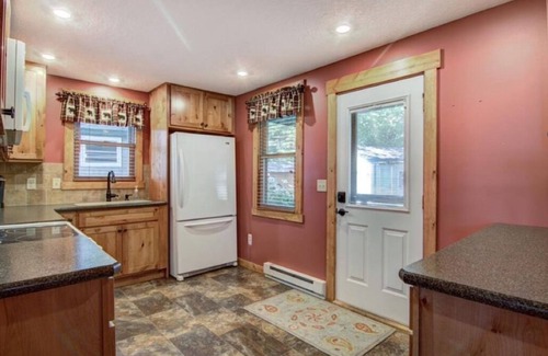 Northwoods Beach Cabina | Charming 2-bedroom Hayward Cabin on Lac Courte Oreilles