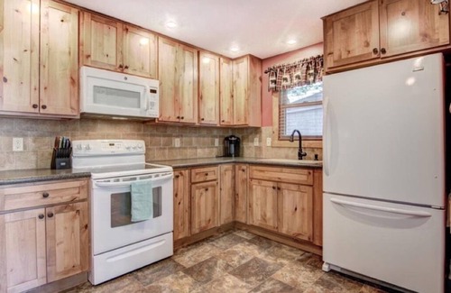 Northwoods Beach Cabina | Charming 2-bedroom Hayward Cabin on Lac Courte Oreilles