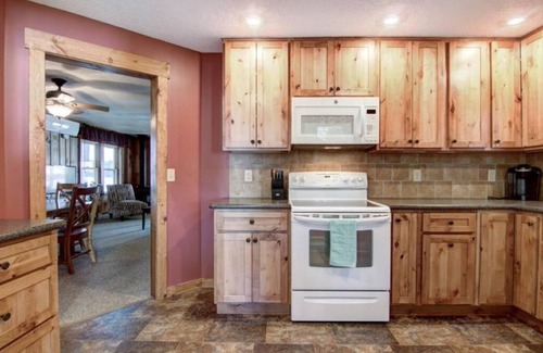 Northwoods Beach Cabina | Charming 2-bedroom Hayward Cabin on Lac Courte Oreilles