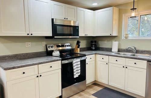 Galesburg Casa | Charming 2-bedroom house in historical Galesburg neighborhood