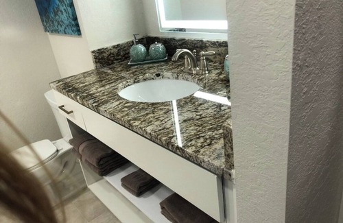 West Kissimmee Hotel | Charming 2-bedroom hotel with fitness room and AC in Kissimmee 1M from disney