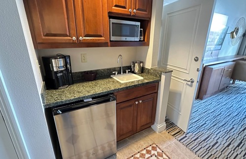 Las Vegas Apartamento | Charming 2-bedroom hotel suites on Strip Next To Festival Ground