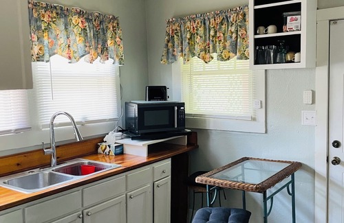 Rossville Casa | Charming 2-bedroom house in Pleasant Rossville with AC, WiFi, fenced in yard!