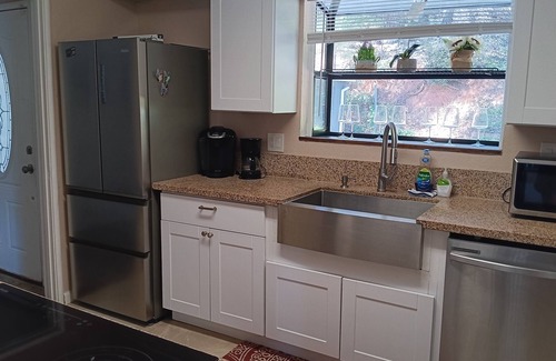 Auburn Casa | Charming 2-bedroom home in beautiful Auburn with AC and king-size beds