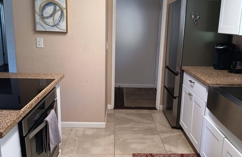 Auburn Casa | Charming 2-bedroom home in beautiful Auburn with AC and king-size beds