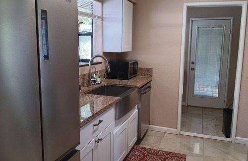 Auburn Casa | Charming 2-bedroom home in beautiful Auburn with AC and king-size beds