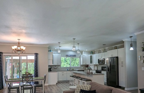 East Olympia Casa | Charming 2-bedroom home with dedicated office, WiFi & air conditioning - Olympia
