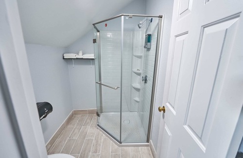 Teaticket Casa | Charming 2-bedroom hotel suites with GYM, WIFI Breakfast in delightful Falmouth