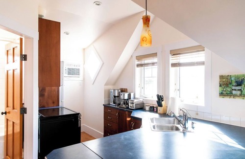 South Central Casa | Charming 2 Bedroom House Close to KGH and Lake