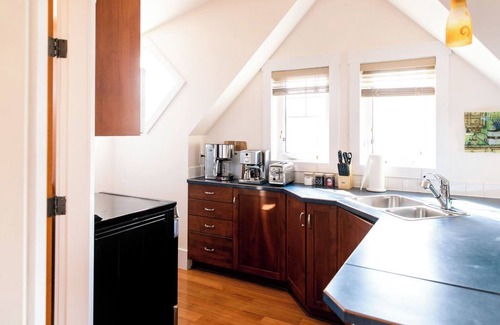 South Central Casa | Charming 2 Bedroom House Close to KGH and Lake