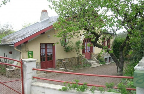 Herisson Cabaña | Casa independiente cerca del pueblo medieval, jardín cerrado, WiFi, TV, terraza y barbacoa.