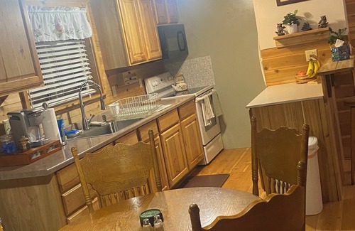 Republic Casa | Charming 2-bedroom house in beautiful Republic with infrared sauna.
