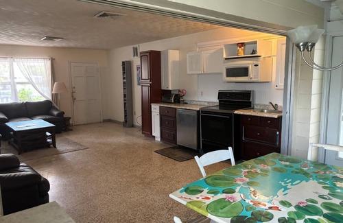 Arlington Park Casa | Charming 2-bedroom house in amazing Sarasota close to all yet quiet.petfriendly