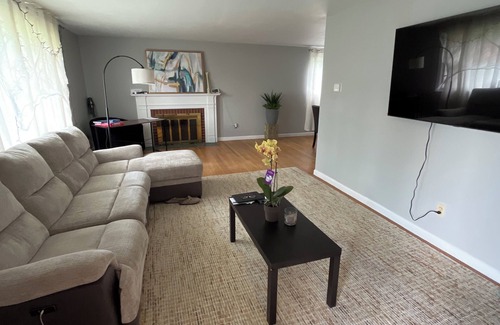 DeWitt Casa | Charming 2-bedroom house with AC, WiFi in Syracuse