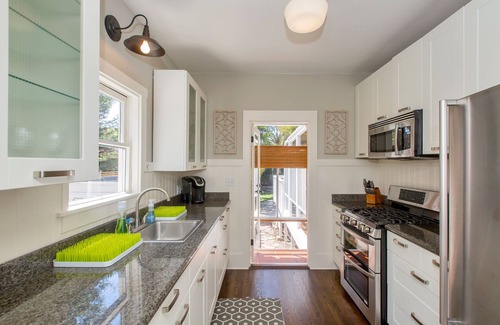 West Alameda Casa | Charming 2-bedroom house with spacious backyard in delightful Alameda