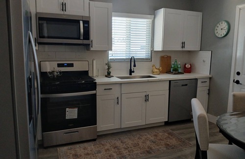 Atwater Casa | Charming 2-bedroom house with WiFi, AC in lovely Atwater
