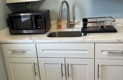 Crafton Casa | Charming 2-bedroom house in Crafton with WiFi and central air