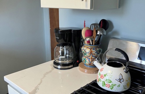 Crafton Casa | Charming 2-bedroom house in Crafton with WiFi and central air