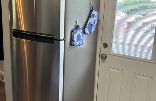 Crafton Casa | Charming 2-bedroom house in Crafton with WiFi and central air