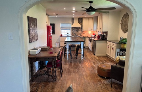 Denison Casa | Charming 2-bedroom house with a full remodel in beautiful Denison with WiFi, AC