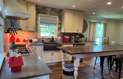 Denison Casa | Charming 2-bedroom house with a full remodel in beautiful Denison with WiFi, AC