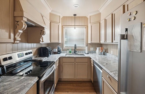 Detroit Casa | Charming 2-bedroom house in awesome Detroit with WiFi, AC