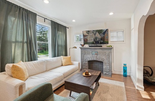 Detroit Casa | Charming 2-bedroom house in awesome Detroit with WiFi, AC