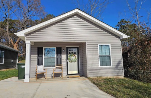 Hickory Casa | Charming 2-bedroom house in downtown Hickory conveniently located!