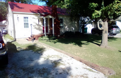 Lake Breeze Park Casa | Charming 2-bedroom house in delightful Madison with AC