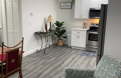 Oak Ridge Casa | Charming 2-bedroom house in welcoming Orlando with AC and parking.