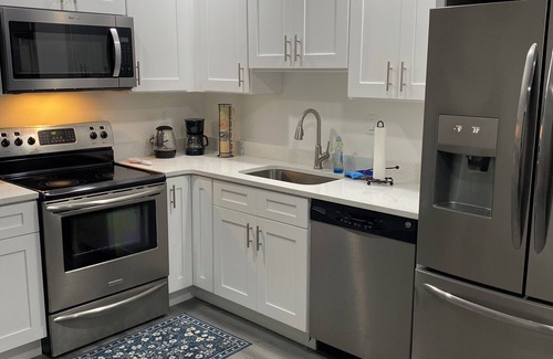 Oak Ridge Casa | Charming 2-bedroom house in welcoming Orlando with AC and parking.