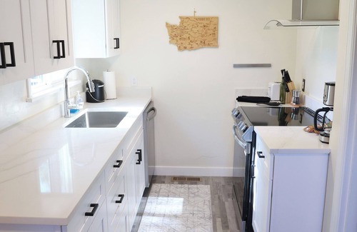 Roxhill Casa | Charming 2-bedroom house with WiFi, AC in the heart of West Seattle
